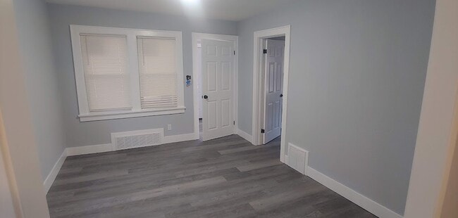 Building Photo - 5807 W Park Hill Ave