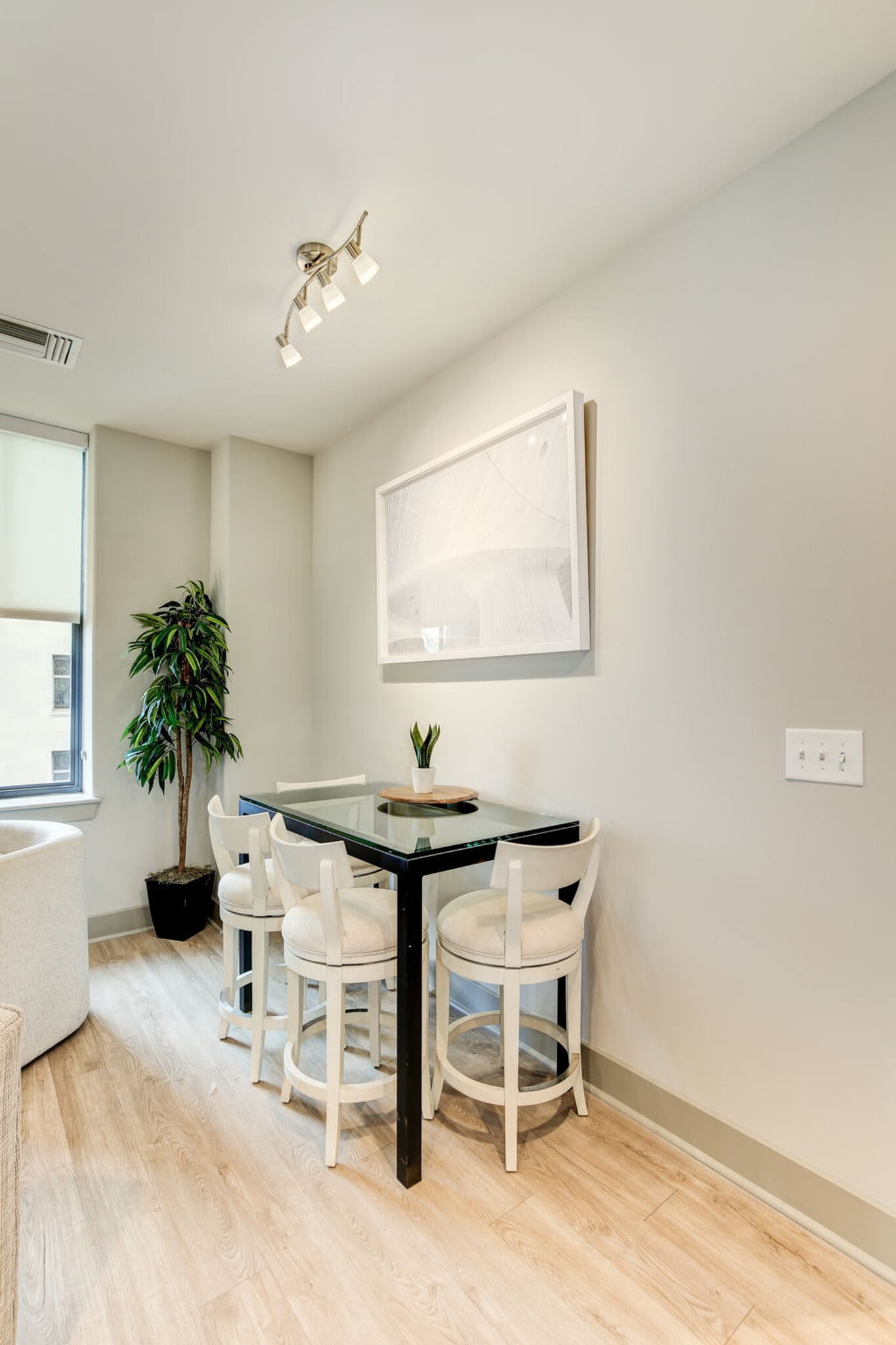 Building Photo - 10 Light St