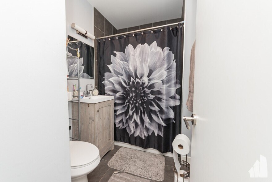 Building Photo - 1431 N Springfield Ave