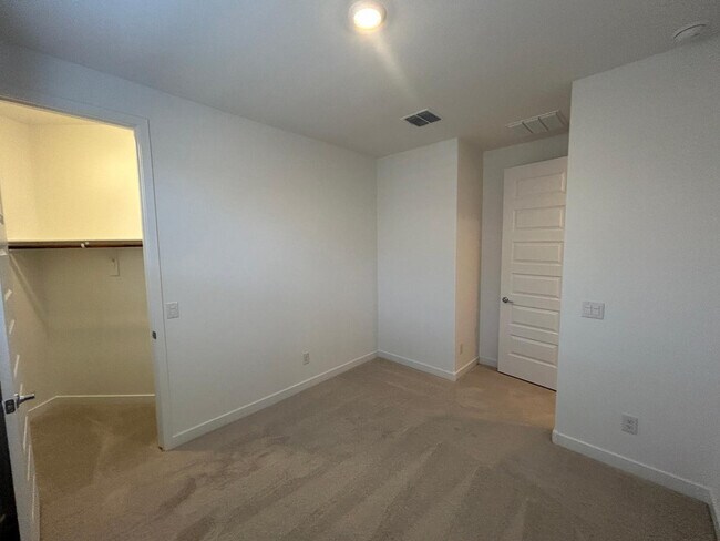 Building Photo - 5974 N 192nd Dr