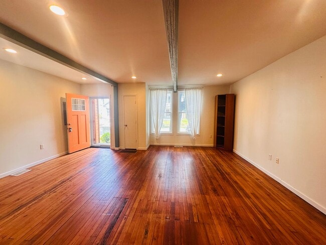 Building Photo - Historic Charm Meets Modern Comfort in Shelby Park