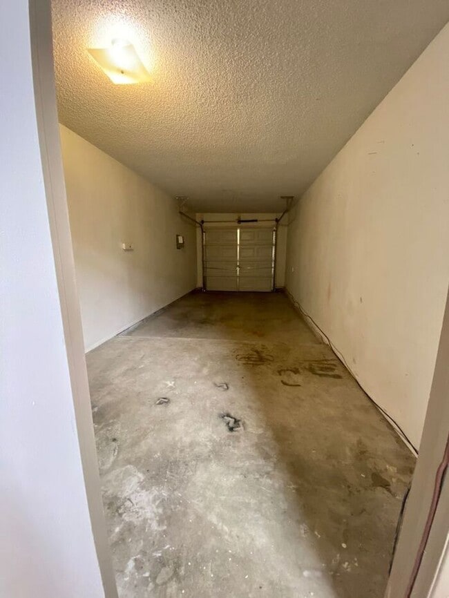 Building Photo - 2 Bedroom Townhome with Refrigerated Air