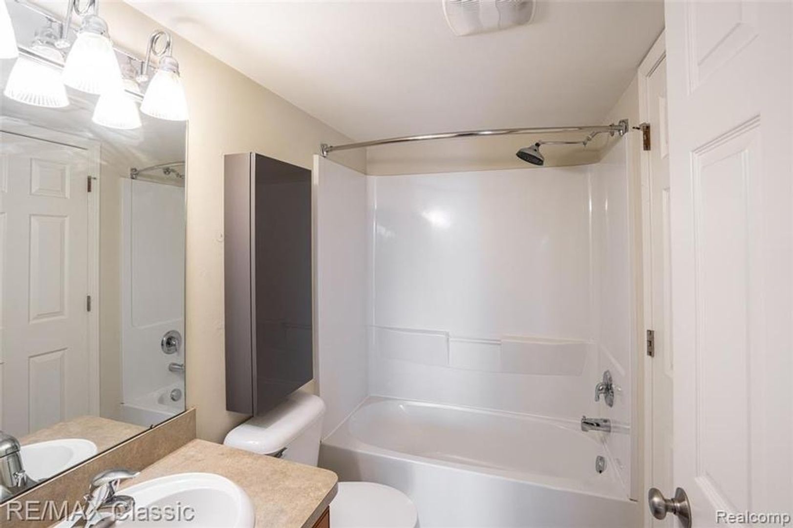 Building Photo - 3072 Schoolhouse