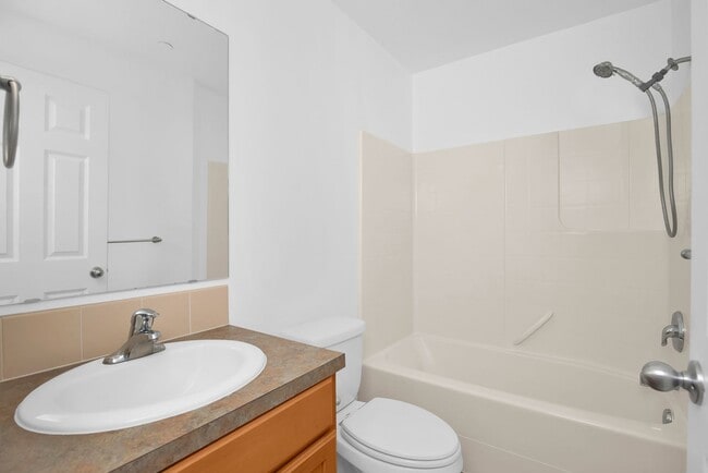 Building Photo - Mini 2 Bedroom Townhouse Heart of Redmond