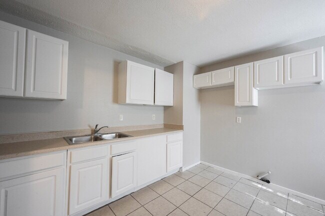 Building Photo - "Charming 3-Bed, 2-Bath Retreat in Indiana...