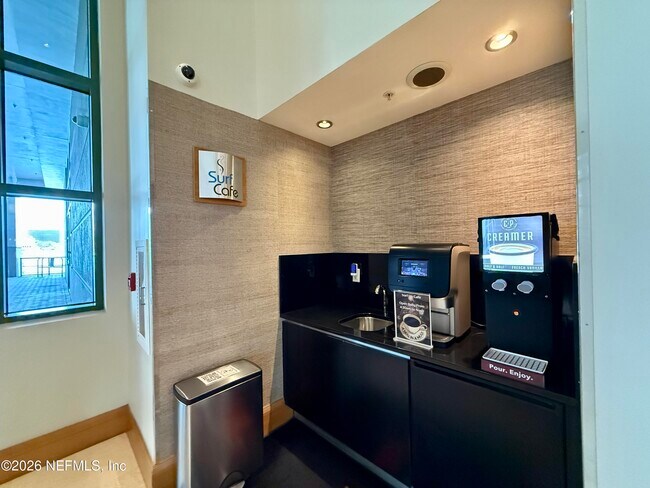 Building Photo - 1431 Riverplace Blvd