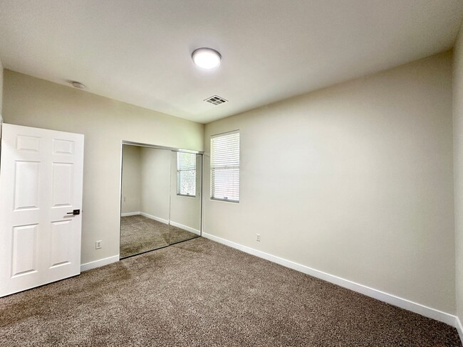 Building Photo - Granite Peaks At Summerlin