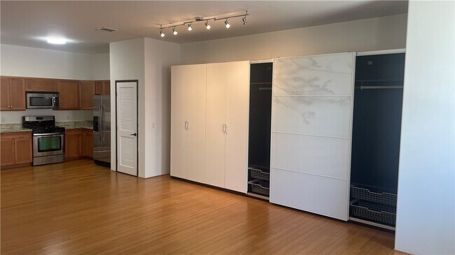 Building Photo - 255 W 7th St