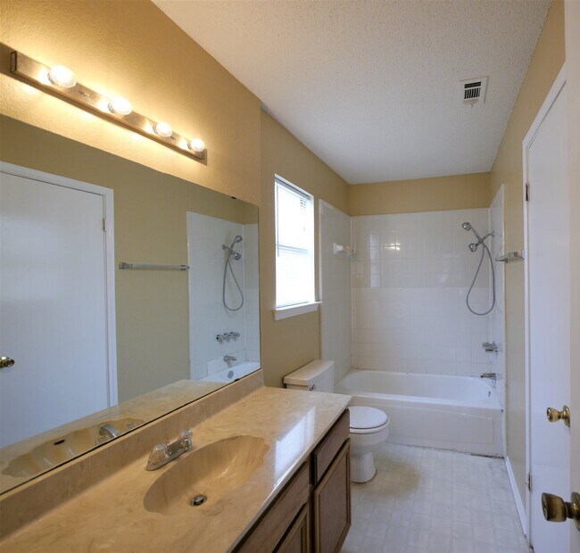 Building Photo - Affordable, move in ready home!
