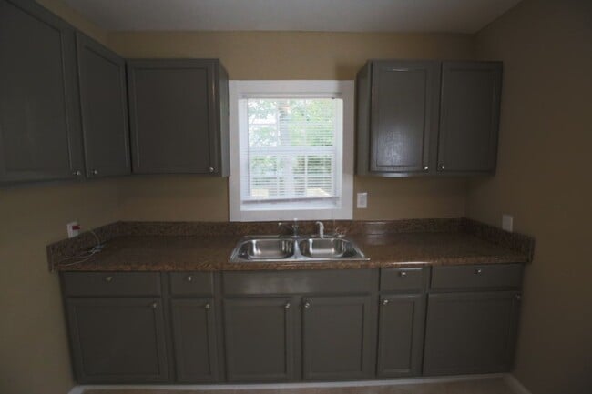 Building Photo - Stylish, Spacious & Updated – Don’t Miss T...