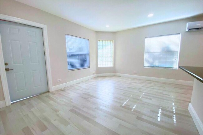 Building Photo - 628 NE 8th Ave