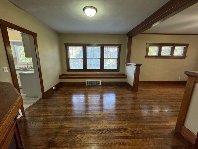 Building Photo - 5 Bedroom Rental in Moline