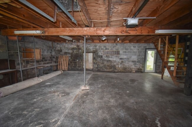 Building Photo - Large Home on Jacksonville Rd with Laundry!