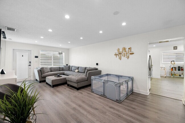 Building Photo - 7021 SW 10th Ct