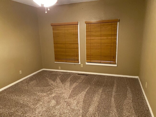 Building Photo - 3 Bedroom, 1 Bath House for Rent - All Appliances Included
