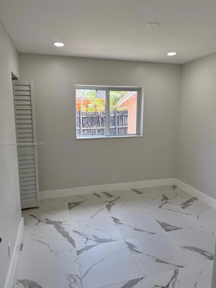 Building Photo - 1050 NW 25th Way