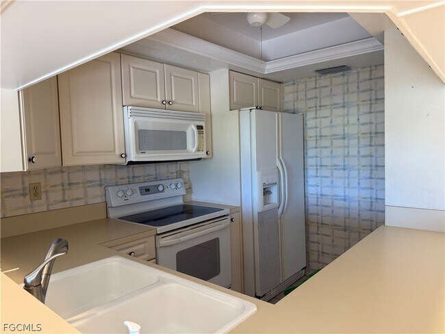 Building Photo - 5870 Trailwinds Dr