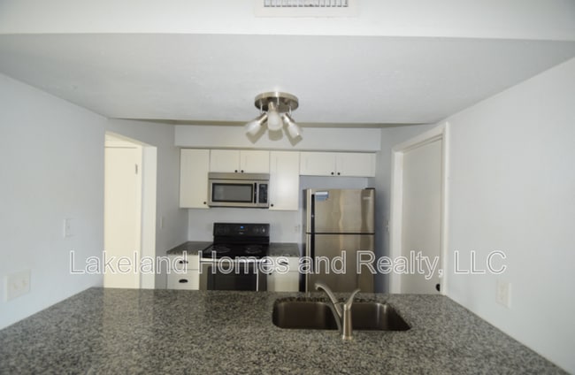 Building Photo - 939 Castle Way