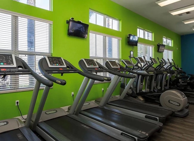 Building Photo - Live in this spacious 2 bedrooms, 2 full bathrooms unit in The Courts at Bayshore II