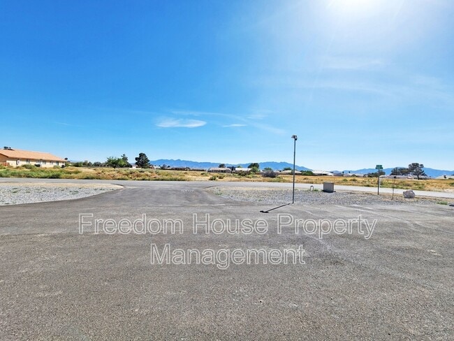 Building Photo - 382 Erin St