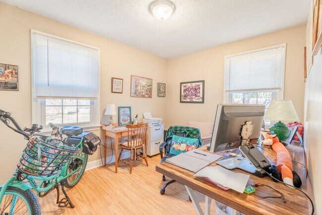 Building Photo - 104 Sharyn Ln