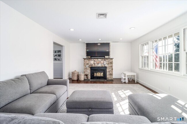 Building Photo - 58 Davenport Dr