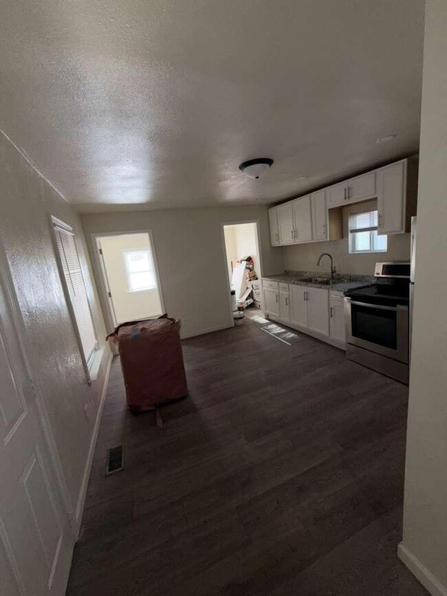 Building Photo - 653 W Bruce St