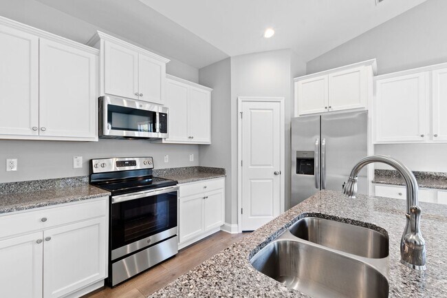 Building Photo - Bright & Spacious 3BR Home w/ 3-Car Garage...