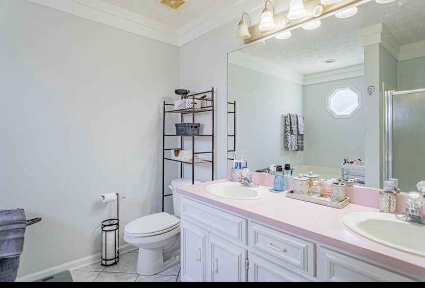 Building Photo - 5240 Spinnaker Ct