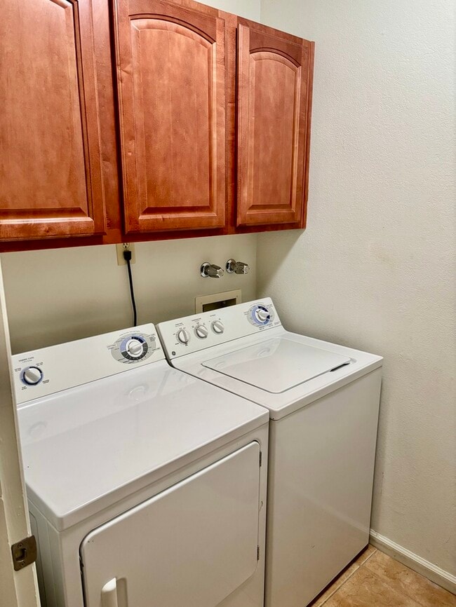 Building Photo - Two bedroom with Community Pool