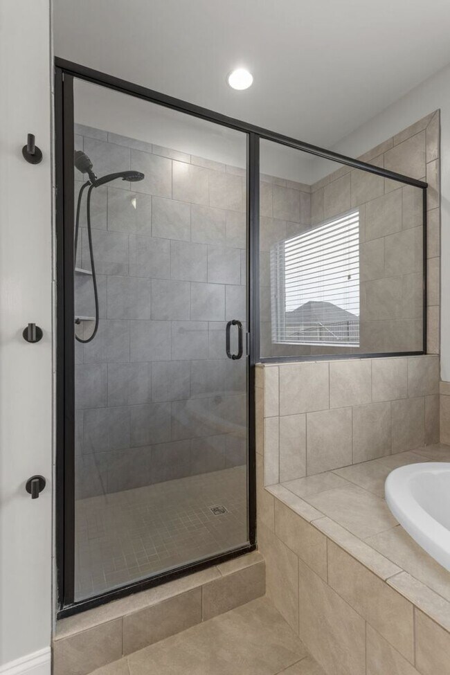 Building Photo - 3BR Home with Bonus Loft & Spa-Inspired Pr...
