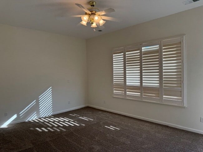 Building Photo - Three Bedroom near Dayton Golf Course