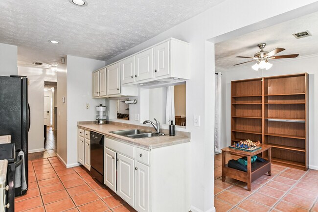 Building Photo - 19 Normandy Ct