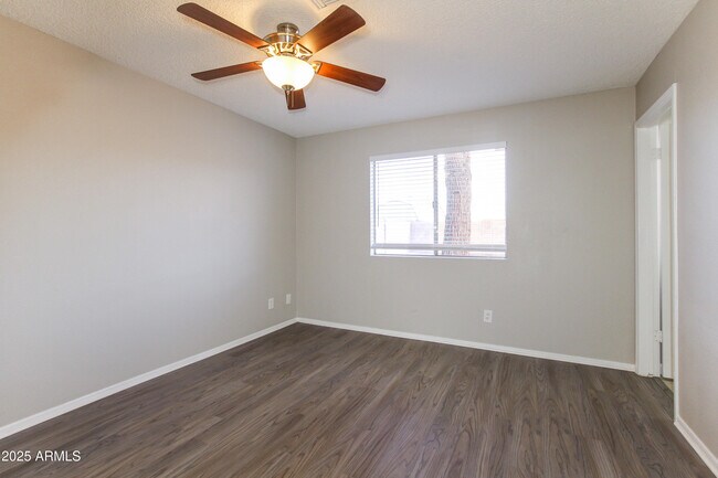Building Photo - 9007 W Cinnabar Ave