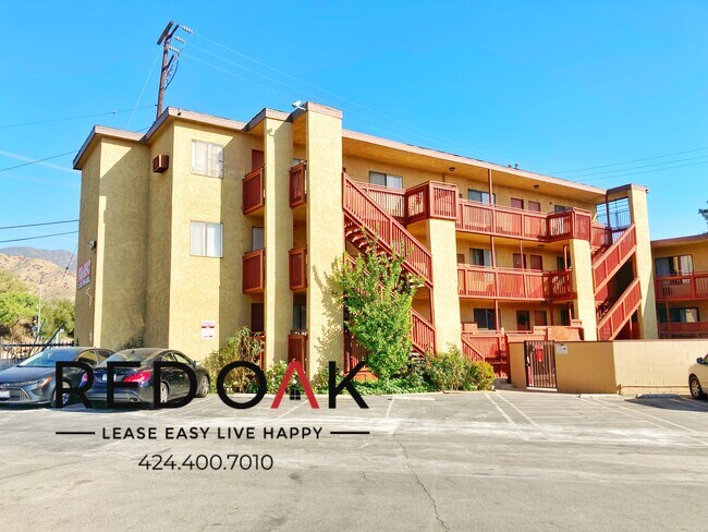 Building Photo - MOVE-IN SPECIAL! Lovely One Bedroom with C...