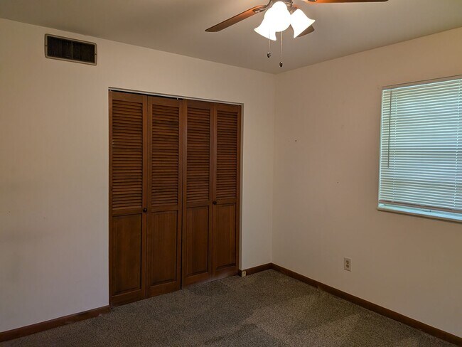 Building Photo - 805 S Fairview Rd