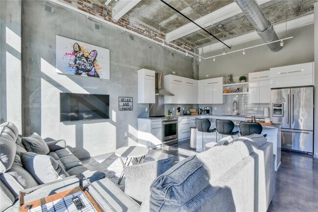 Building Photo - 302 SE Broadway St