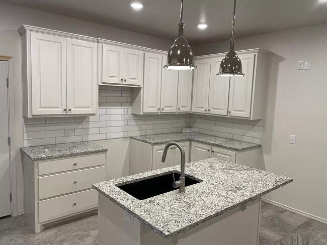 Building Photo - Like new 2/2 Townhome