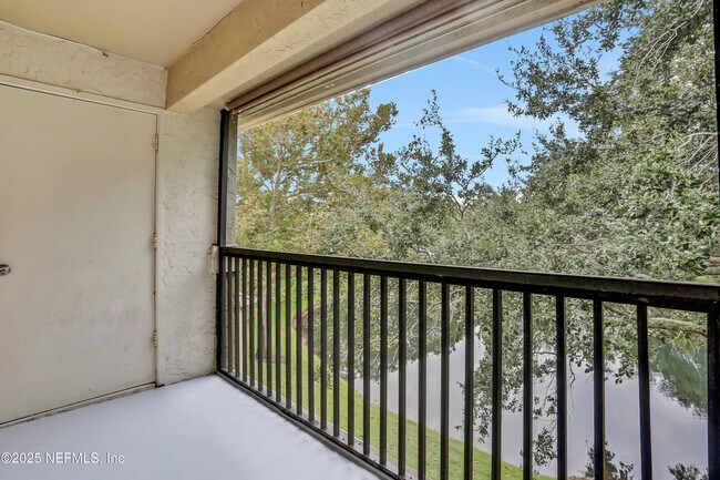 Building Photo - 7 Arbor Club Dr