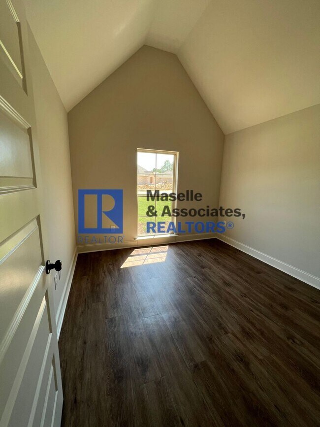 Building Photo - 4 Bed/2 Bath Home in Pearl in Silver Ridge