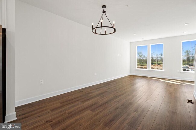 Building Photo - 596 Watermans Dr