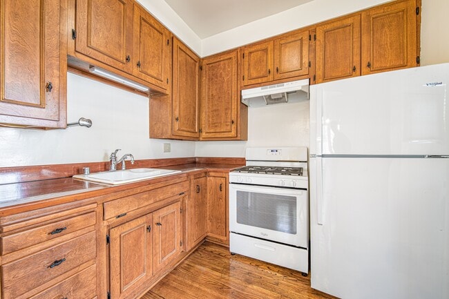 Building Photo - 81 N Catalina Ave