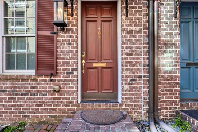 Building Photo - 407 E Hull St