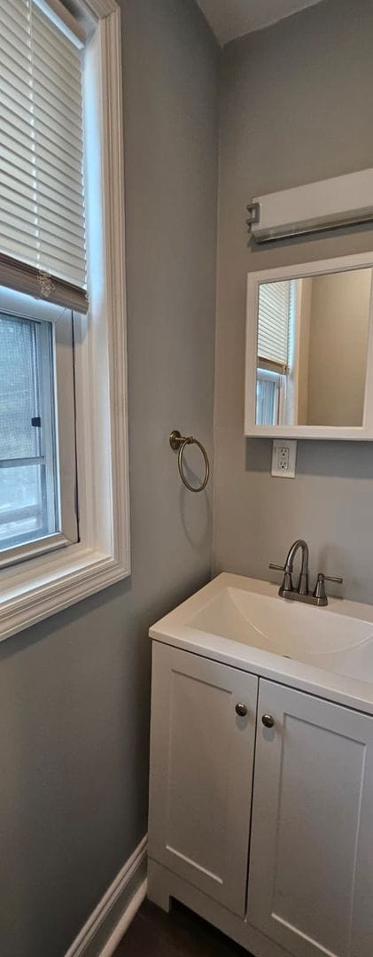 Building Photo - 4 BD 1.5 BA