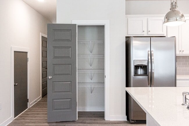 Building Photo - 715 W Vincent Dr