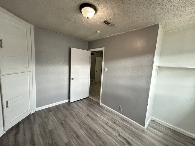 Building Photo - Fouplex unit ready to move in in Castle Hill!