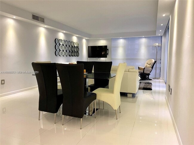 Building Photo - 3731 N Country Club Dr