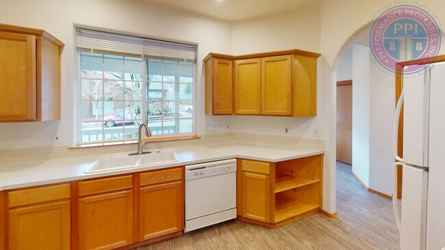 Building Photo - Beautiful Village Townhome!! Double Garage- Great Sunnyside Location!! Pet Friendly Princeton Vil...