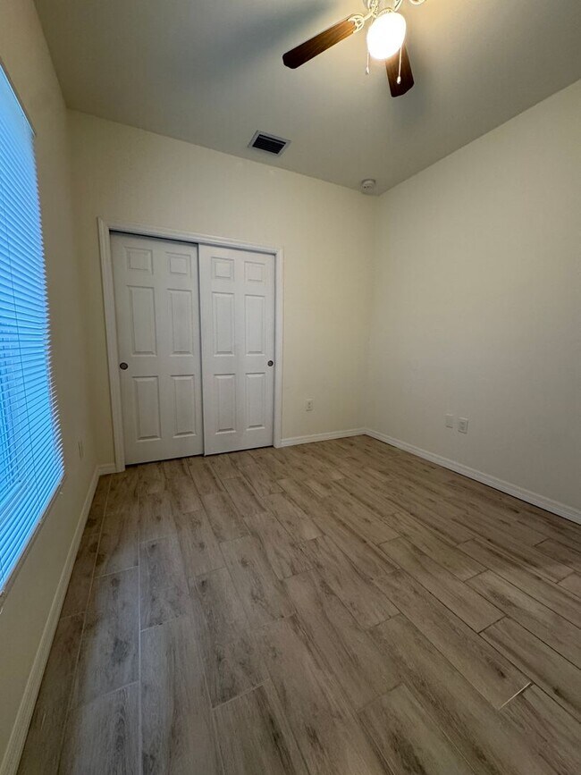 Building Photo - Spacious 3 Bed 2 Bath Duplex in Lehigh Acres