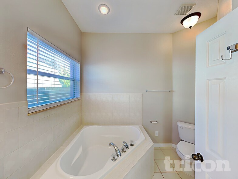 Building Photo - 13305 Silvercreek Dr